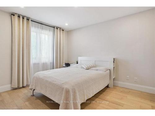 24 Peel Street, Dundas, ON - Indoor Photo Showing Bedroom