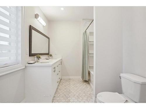 24 Peel Street, Dundas, ON - Indoor Photo Showing Bathroom