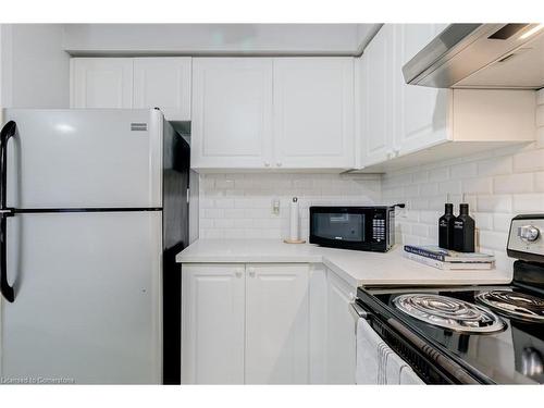 381 Ferndale Road S, Barrie, ON - Indoor Photo Showing Kitchen