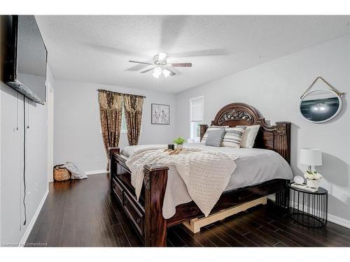 381 Ferndale Road S, Barrie, ON - Indoor Photo Showing Bedroom