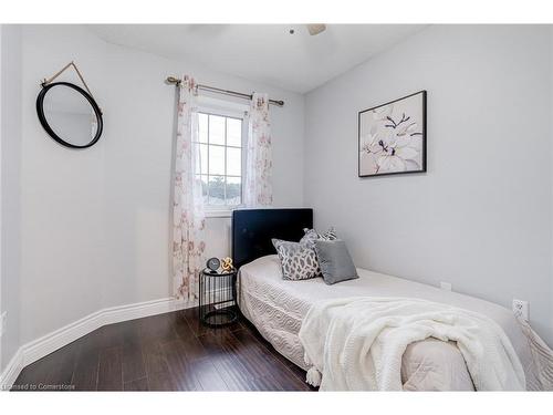 381 Ferndale Road S, Barrie, ON - Indoor Photo Showing Bedroom