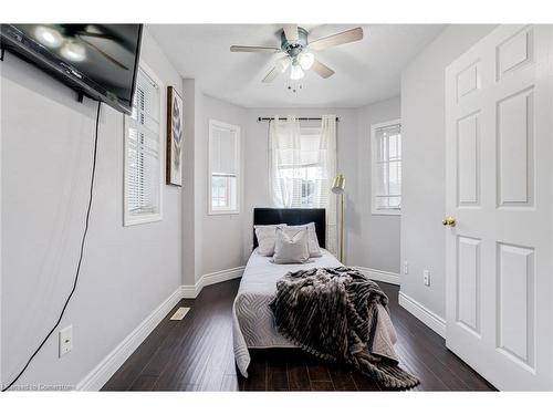 381 Ferndale Road S, Barrie, ON - Indoor Photo Showing Bedroom