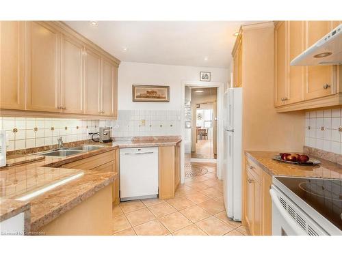 Ph5-3650 Kaneff Crescent, Mississauga, ON - Indoor Photo Showing Kitchen With Double Sink