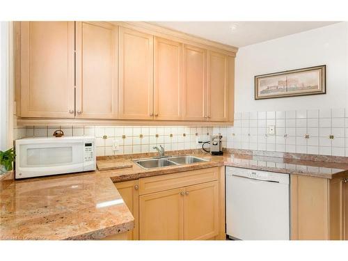 Ph5-3650 Kaneff Crescent, Mississauga, ON - Indoor Photo Showing Kitchen With Double Sink