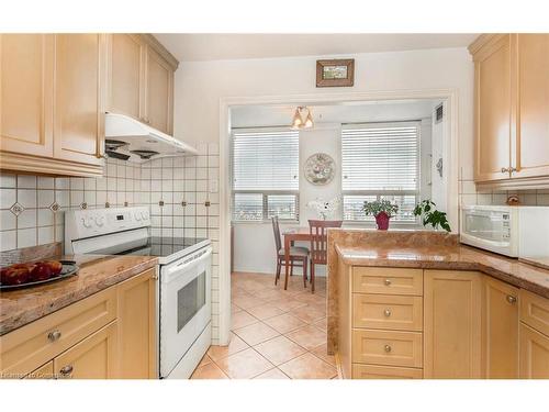 Ph5-3650 Kaneff Crescent, Mississauga, ON - Indoor Photo Showing Kitchen