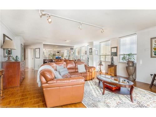 Ph5-3650 Kaneff Crescent, Mississauga, ON - Indoor Photo Showing Living Room