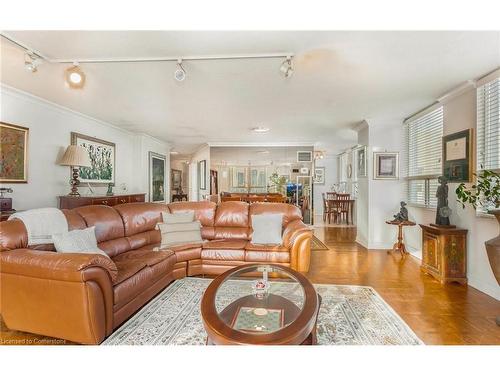 Ph5-3650 Kaneff Crescent, Mississauga, ON - Indoor Photo Showing Living Room