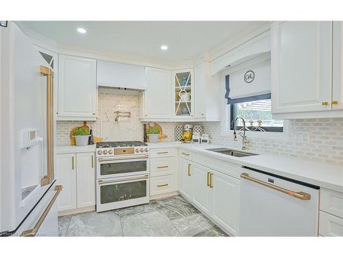 2189 Bader Crescent, Burlington, ON - Indoor Photo Showing Kitchen With Upgraded Kitchen