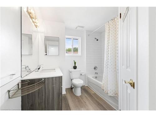 129 Cheltenham Road, Barrie, ON - Indoor Photo Showing Bathroom