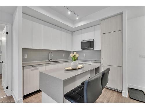 704-2481 Taunton Road Road, Oakville, ON - Indoor Photo Showing Kitchen