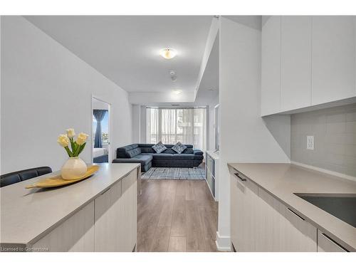 704-2481 Taunton Road Road, Oakville, ON - Indoor Photo Showing Kitchen