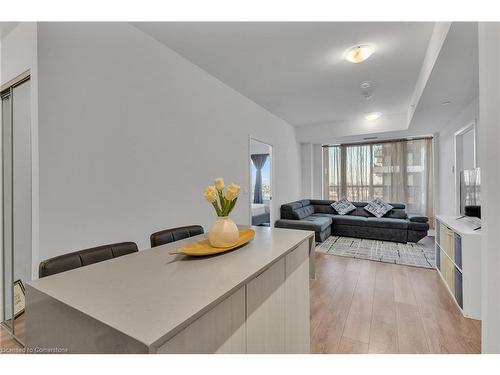 704-2481 Taunton Road Road, Oakville, ON - Indoor Photo Showing Living Room