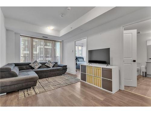 704-2481 Taunton Road Road, Oakville, ON - Indoor Photo Showing Living Room