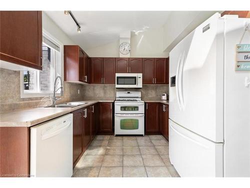 35-24 Kenyon Crescent, Grimsby, ON - Indoor Photo Showing Kitchen With Double Sink