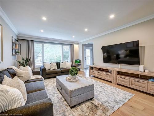 5 Core Crescent, Brampton, ON - Indoor Photo Showing Living Room