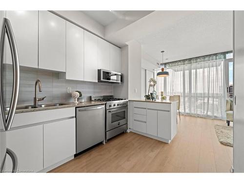 1605-30 Canterbury Place, Toronto, ON - Indoor Photo Showing Kitchen With Stainless Steel Kitchen With Double Sink