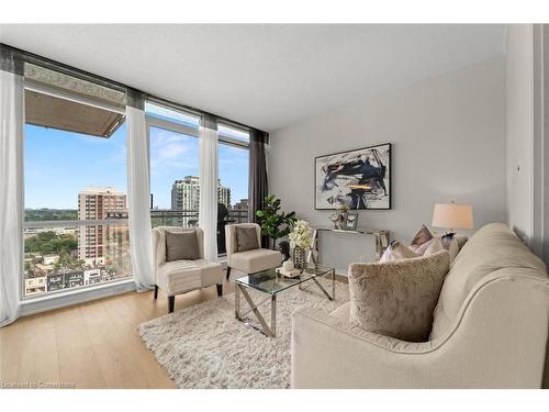 1605-30 Canterbury Place, Toronto, ON - Indoor Photo Showing Living Room