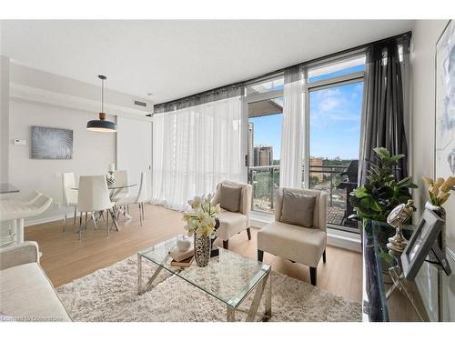 1605-30 Canterbury Place, Toronto, ON - Indoor Photo Showing Living Room