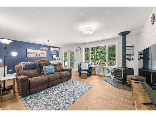 25 Lisbon Court, Wasaga Beach, ON - Indoor Photo Showing Living Room