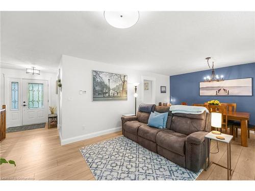 25 Lisbon Court, Wasaga Beach, ON - Indoor Photo Showing Living Room