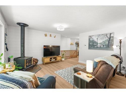 25 Lisbon Court, Wasaga Beach, ON - Indoor Photo Showing Living Room