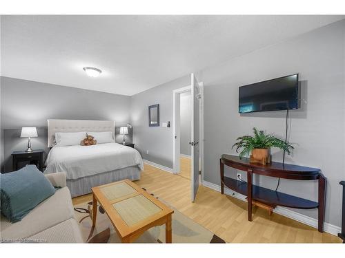 25 Lisbon Court, Wasaga Beach, ON - Indoor Photo Showing Bedroom