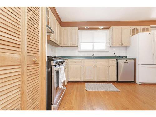 32 King Richard Court, Markham, ON - Indoor Photo Showing Kitchen