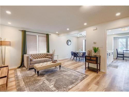 3109 Stornoway Circle, Oakville, ON - Indoor Photo Showing Living Room