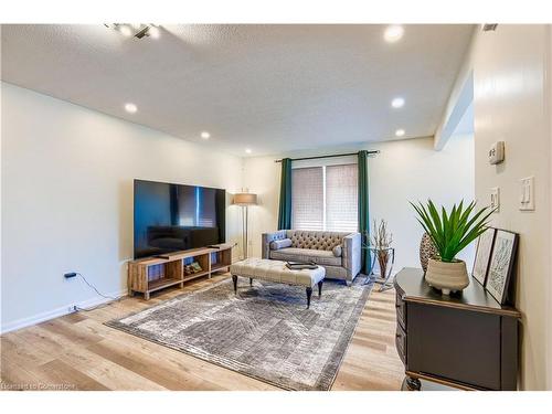 3109 Stornoway Circle, Oakville, ON - Indoor Photo Showing Living Room