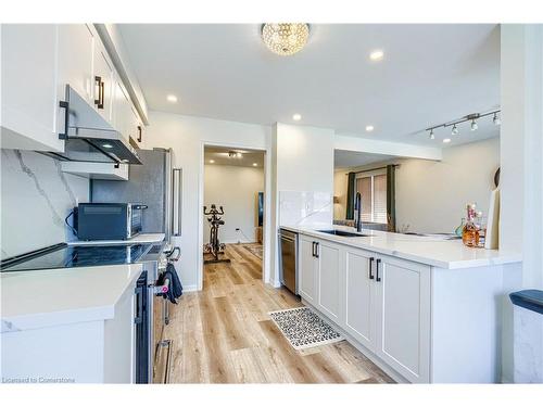 3109 Stornoway Circle, Oakville, ON - Indoor Photo Showing Kitchen