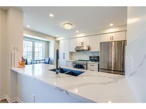 3109 Stornoway Circle, Oakville, ON - Indoor Photo Showing Kitchen With Double Sink With Upgraded Kitchen