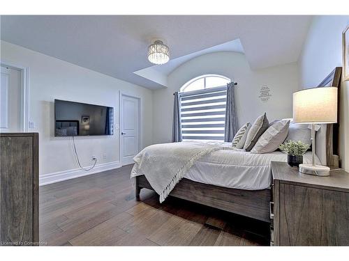 58 Curran Road, Hamilton, ON - Indoor Photo Showing Bedroom