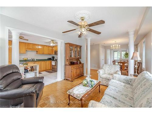 5916 Bermuda Drive, Mississauga, ON - Indoor Photo Showing Living Room