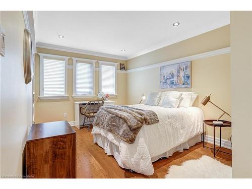 2476 Hargood Place, Mississauga, ON - Indoor Photo Showing Bedroom