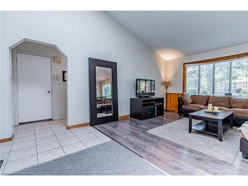 8362 Parkway Drive, Niagara Falls, ON - Indoor Photo Showing Living Room