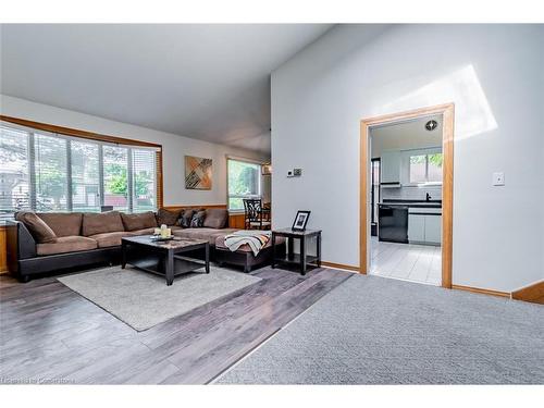 8362 Parkway Drive, Niagara Falls, ON - Indoor Photo Showing Living Room