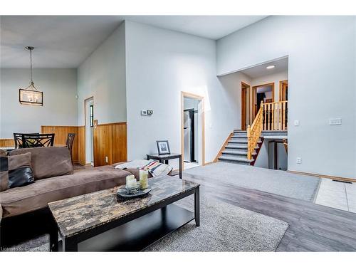 8362 Parkway Drive, Niagara Falls, ON - Indoor Photo Showing Living Room