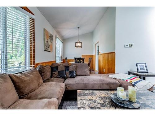 8362 Parkway Drive, Niagara Falls, ON - Indoor Photo Showing Living Room