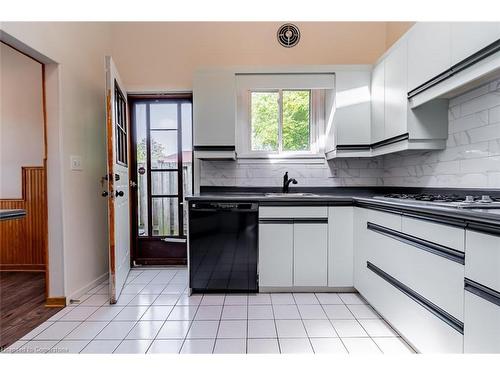 8362 Parkway Drive, Niagara Falls, ON - Indoor Photo Showing Kitchen