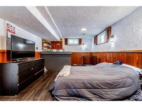 8362 Parkway Drive, Niagara Falls, ON - Indoor Photo Showing Bedroom