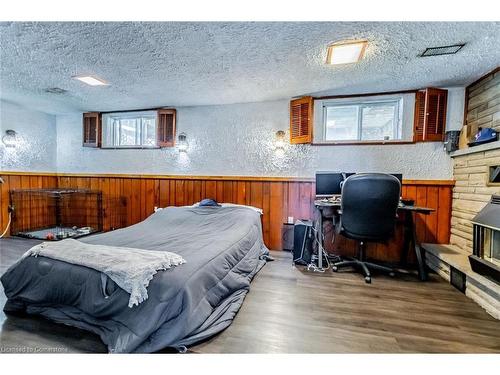 8362 Parkway Drive, Niagara Falls, ON - Indoor Photo Showing Bedroom