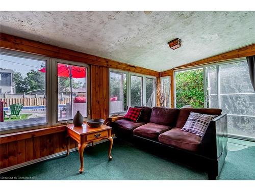 8362 Parkway Drive, Niagara Falls, ON - Indoor Photo Showing Living Room