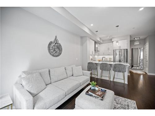 226-128 Grovewood Common, Oakville, ON - Indoor Photo Showing Living Room