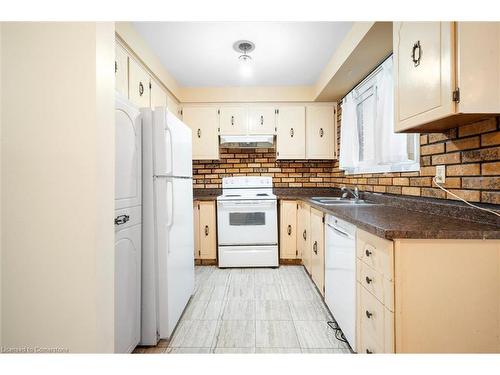 52-11 Harrisford Street, Hamilton, ON - Indoor Photo Showing Kitchen With Double Sink