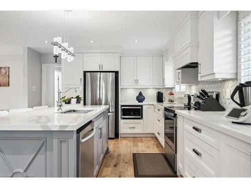 4271 Curia Crescent, Mississauga, ON - Indoor Photo Showing Kitchen With Upgraded Kitchen