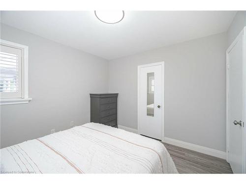 50 Beacon Avenue, Hamilton, ON - Indoor Photo Showing Bedroom