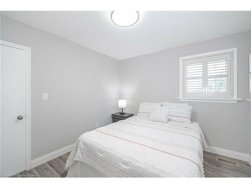 50 Beacon Avenue, Hamilton, ON - Indoor Photo Showing Bedroom