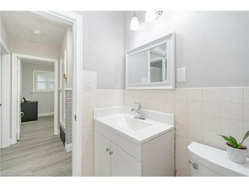 50 Beacon Avenue, Hamilton, ON - Indoor Photo Showing Bathroom