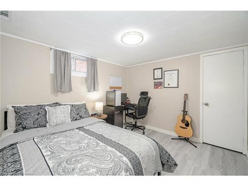 50 Beacon Avenue, Hamilton, ON - Indoor Photo Showing Bedroom