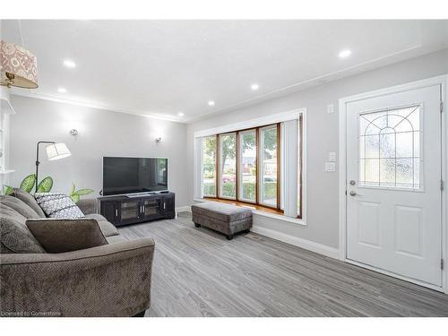 50 Beacon Avenue, Hamilton, ON - Indoor Photo Showing Living Room